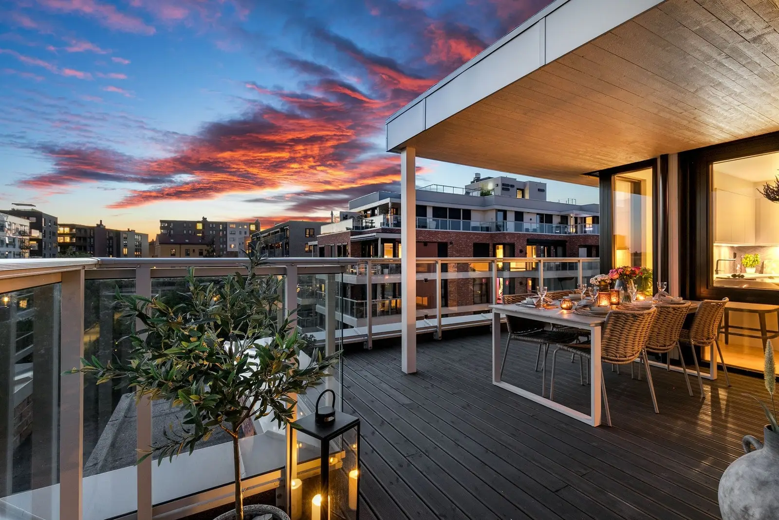 Leiligheten har en gjennomført høy standard og en fantastisk takterrasse på hele 75 kvm, som omkranser tre sider av leiligheten.