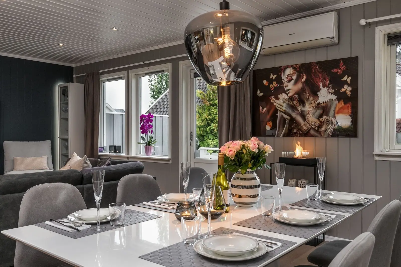 Overflatene består blant annet av parkett, malte flater og panelt himling med integrerte downlights.