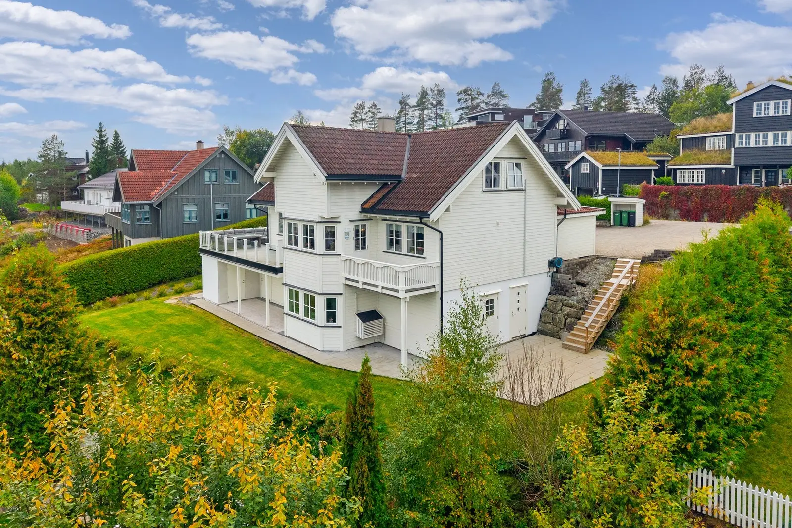 Velkommen til en stor og innholdsrik villa med attraktiv og familievennlig beliggenhet i et etablert og rolig boligområd