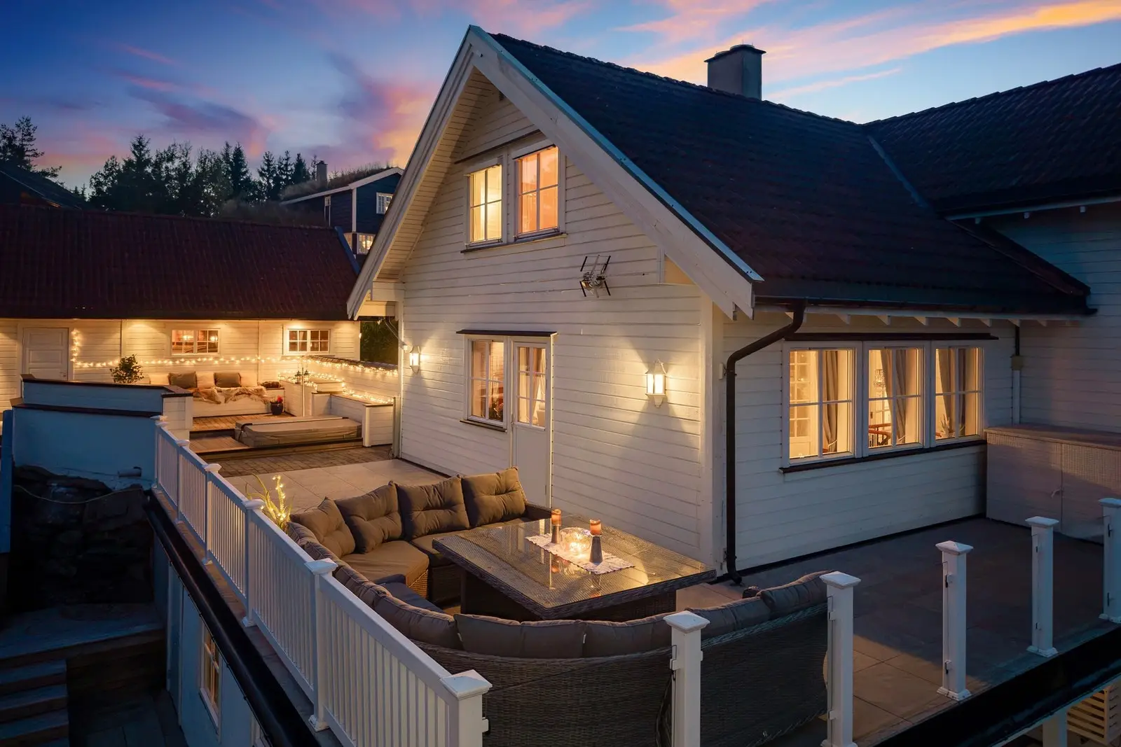 Fra stuen er det utgang til en sydvendt terrasse på hele 47 kvm, hvor man kan nyte late dager og sene kvelder i hyggelige omgivelser.