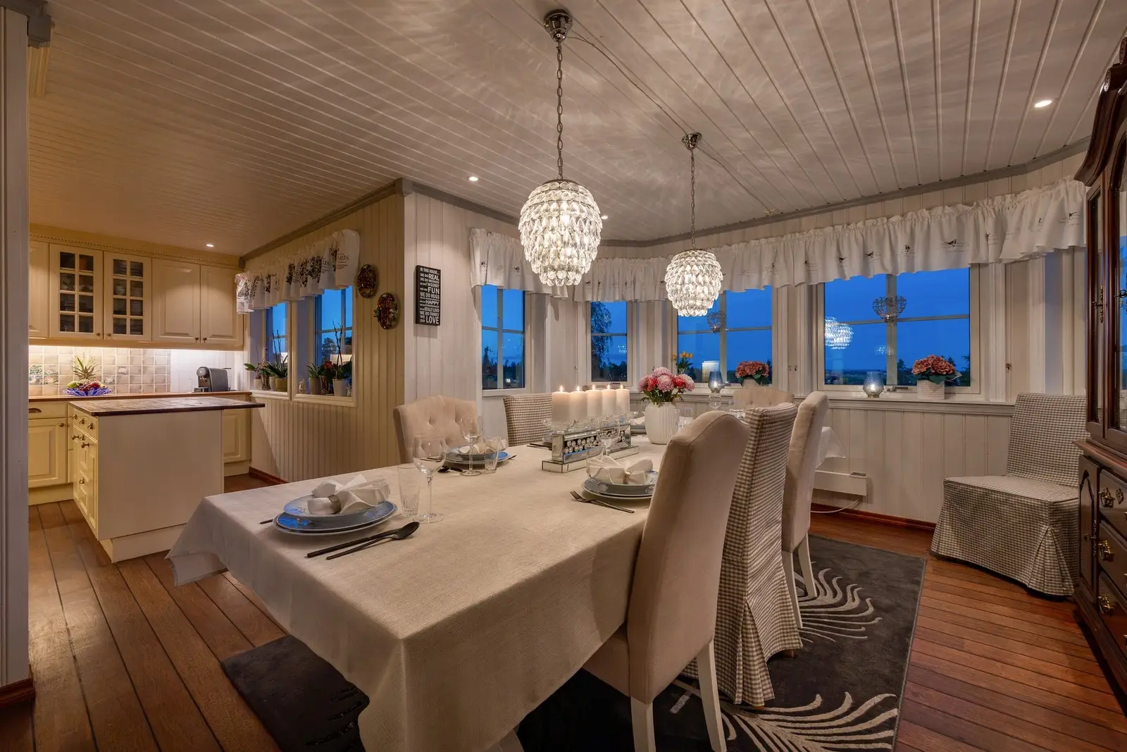 Herlig kveldsstemning i den elegante spisestuen. Legg merke til den fine belysningen med innfelte downlights i tak.