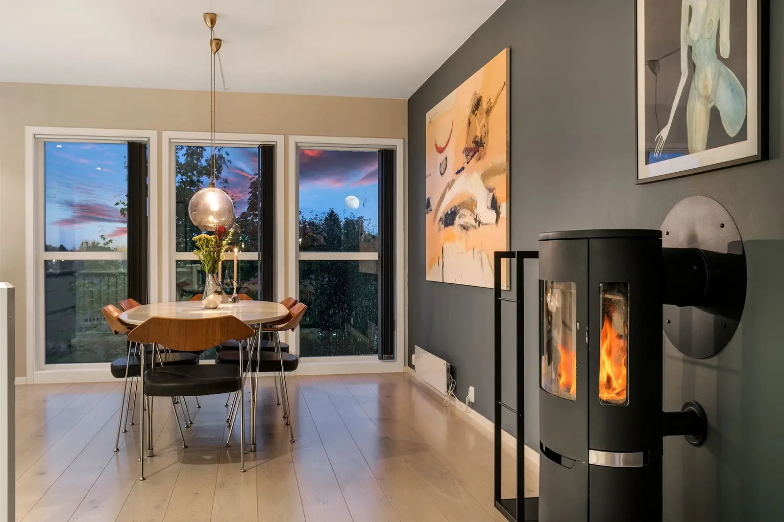 Moderne peisovn i hjørnet av stuen sørger for varme og hygge