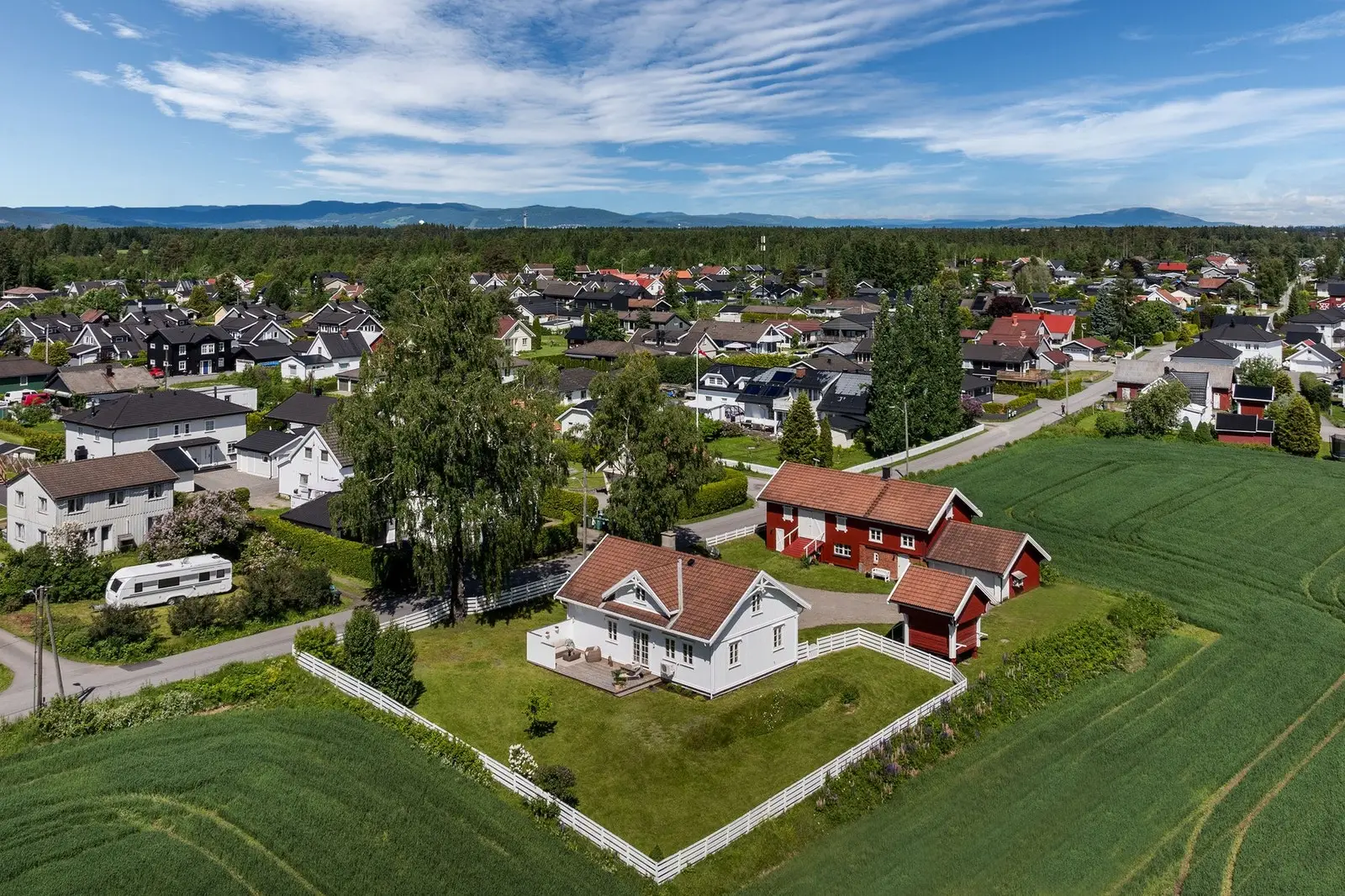 Velkommen til Vilbergvegen 9! Idyllisk og sjarmerende småbruk på Sand, rett utenfor Jessheim sentrum