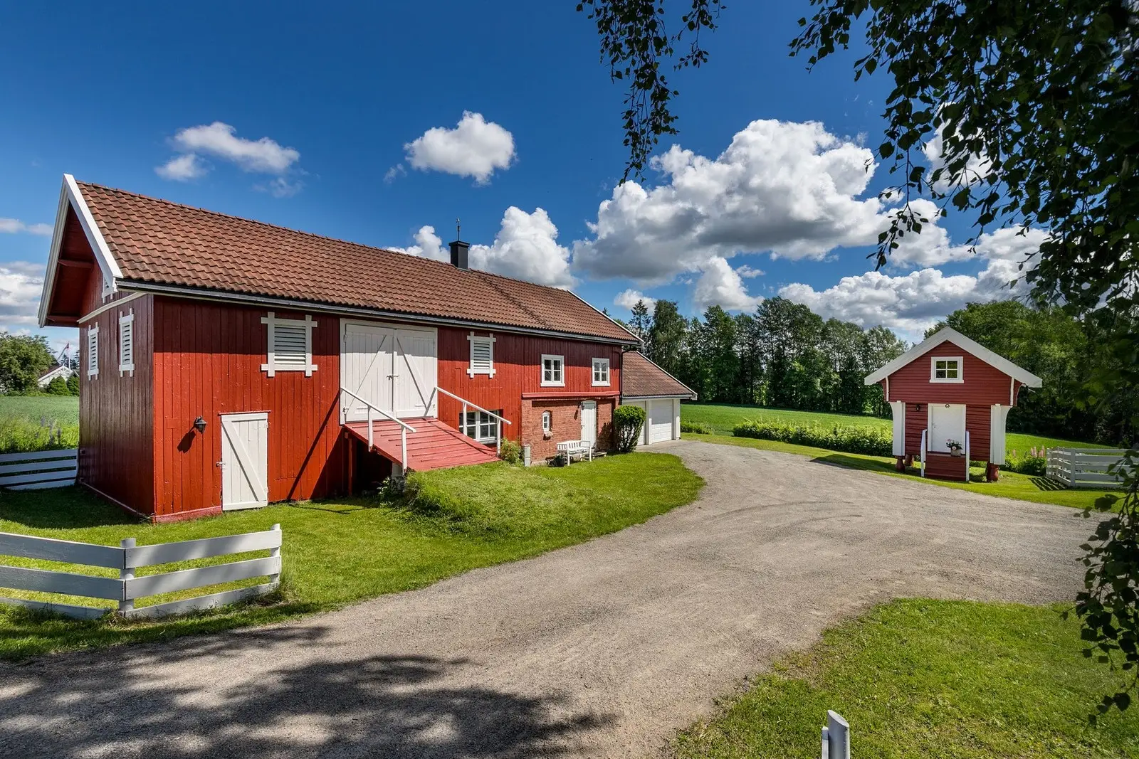 Småbruket er blant de eldste på Sand, med historie tilbake til rundt 1850. Stabburet og låven antas å stamme fra denne tiden.