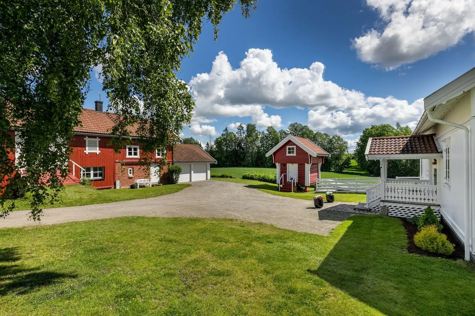 Småbruket er blant de eldste på Sand, med historie tilbake til rundt 1850. Stabburet og låven antas å stamme fra denne tiden.