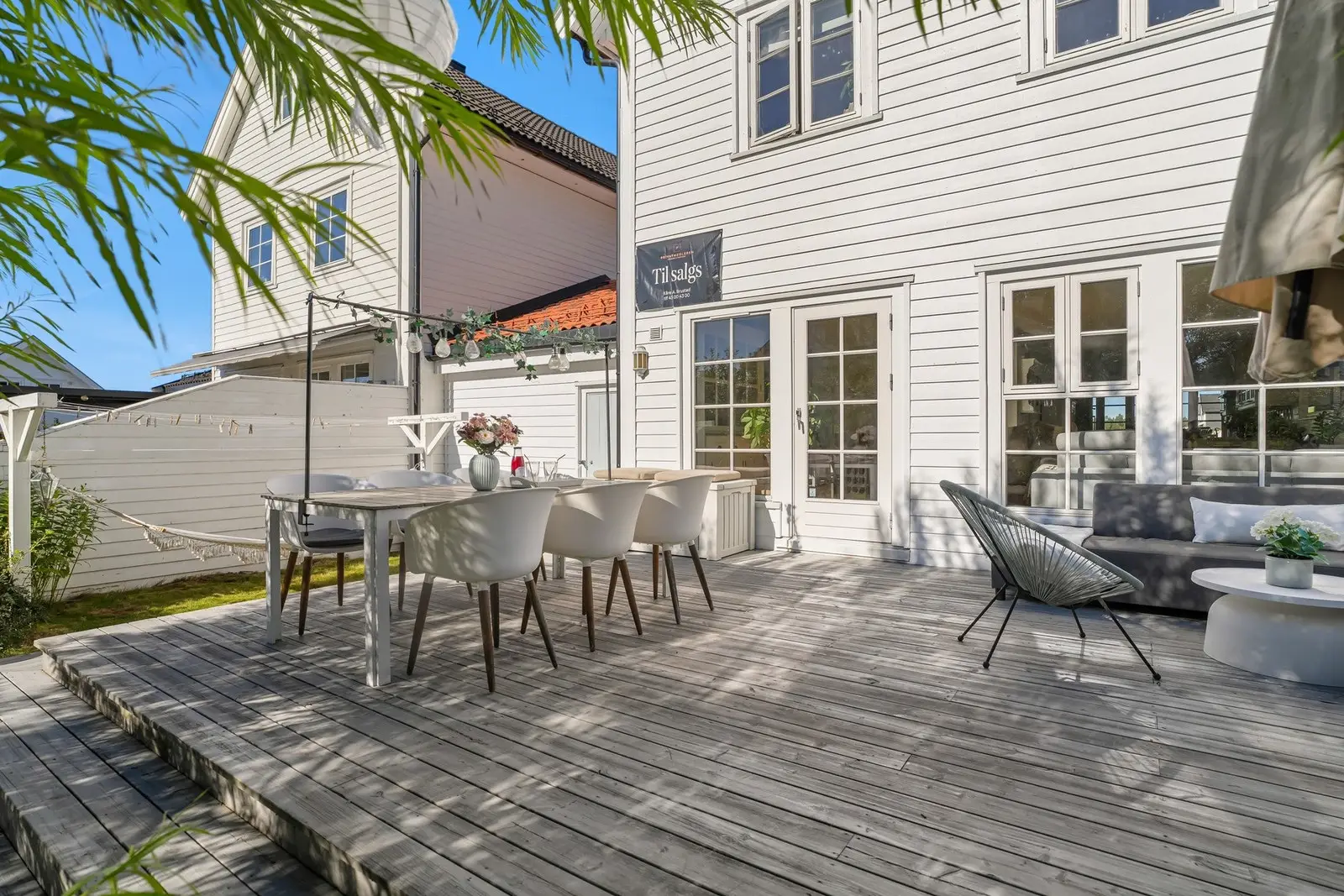 Det er utgang fra stuen i 1. etasje til en nydelig hage med stor solrik terrasse på ca. 32 kvm.