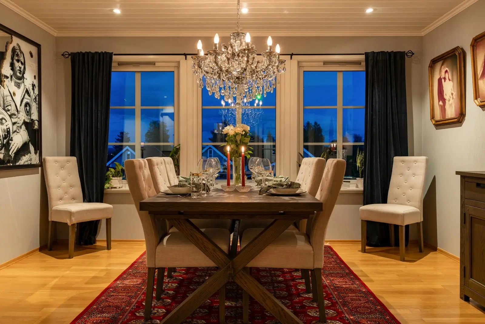 Himlingen er pent lyssatt med downlights.