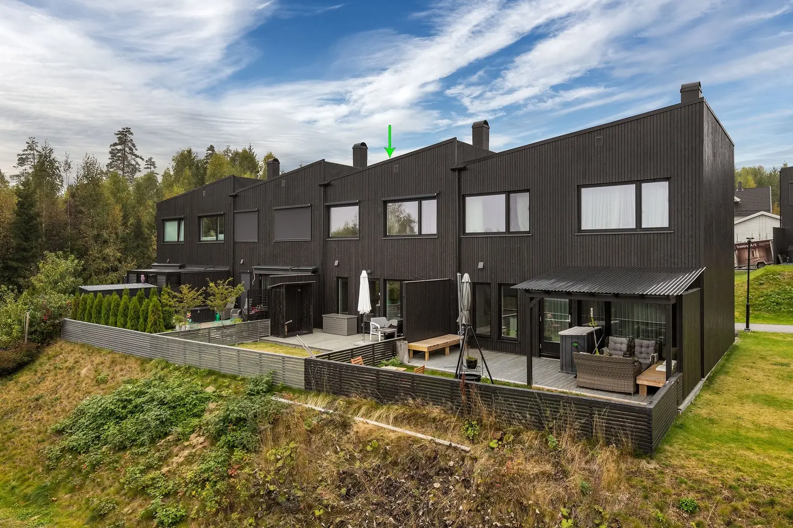 Rolig og barnevennlig beliggenhet med kort vei til marka, skole, barnehage og daglige servicetilbud.