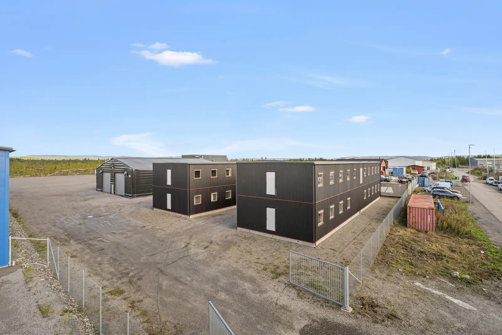 Attraktiv næringseiendom på Oppaker, bestående av to bygg på ca. 550 kvm hver, samt isolert plasthall på ca. 560 kvm.