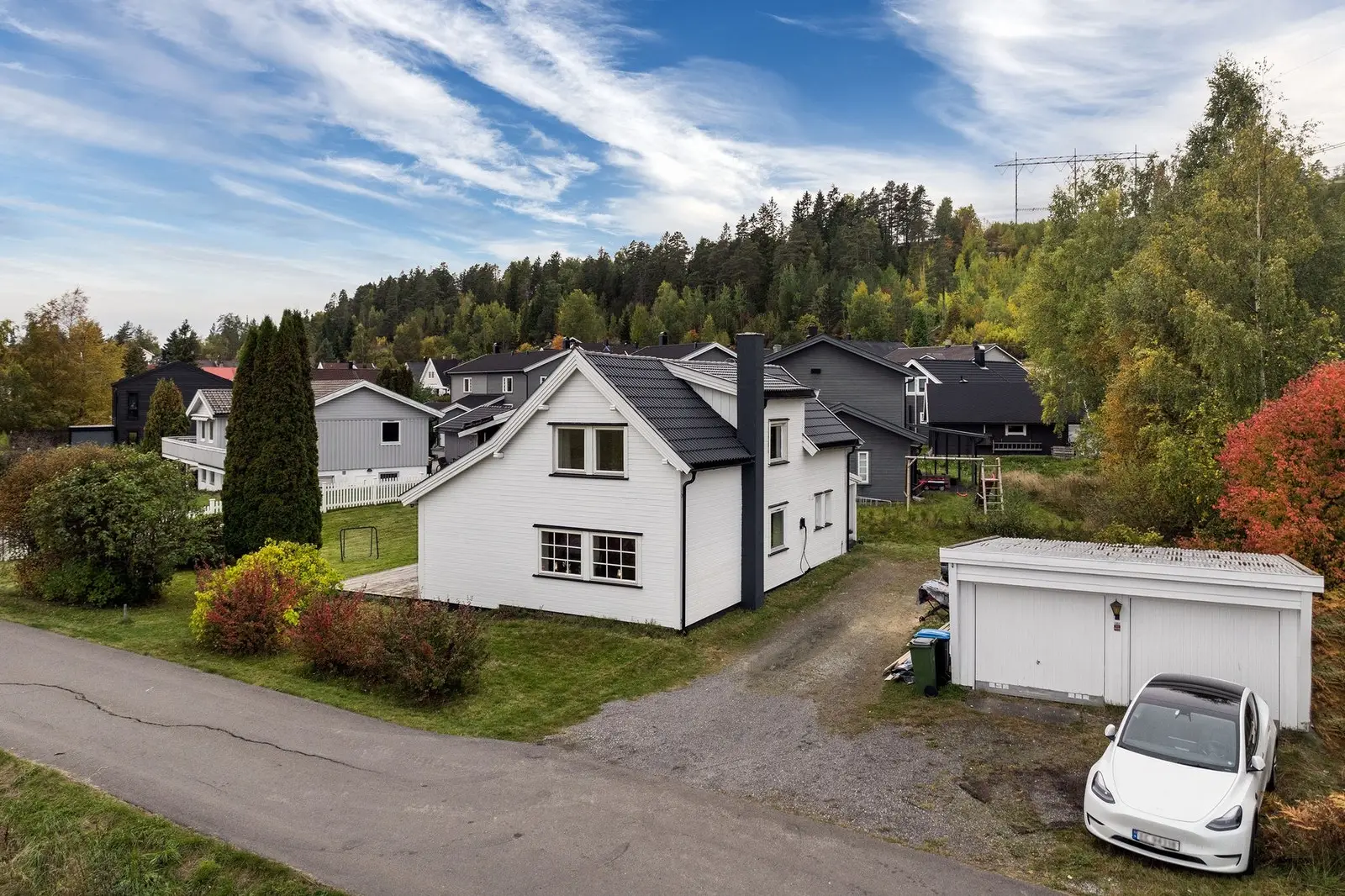 Velkommen til Sandbakkveien 24! Innholdsrik enebolig betydelig oppusset 2020-2026