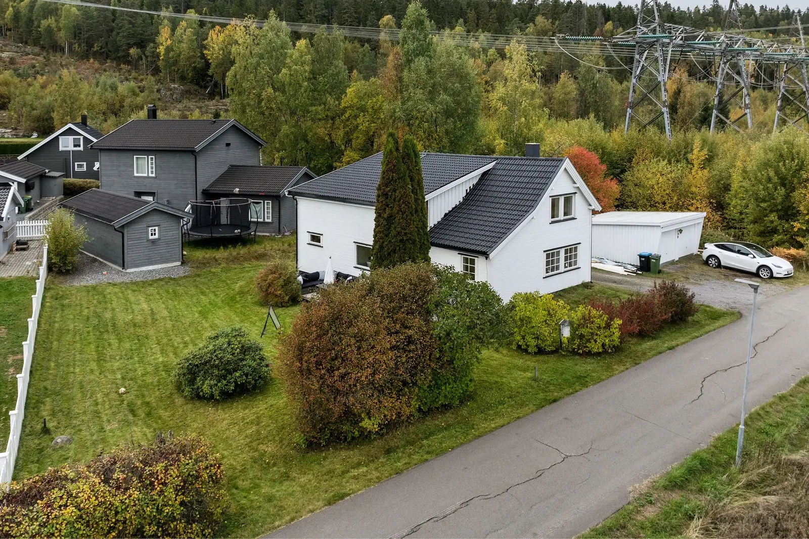 Eneboligen er opprinnelig fra 1965, tilbygget i 2021 og betydelig oppusset i perioden 2020-2026.