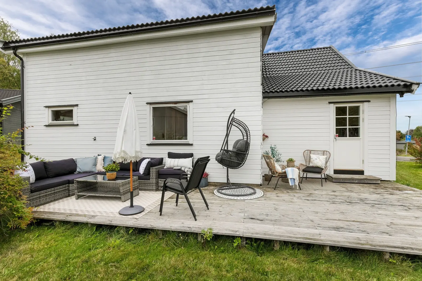 Sydvendt terrasse på 29 kvm, med god plass til utemøbler og grill