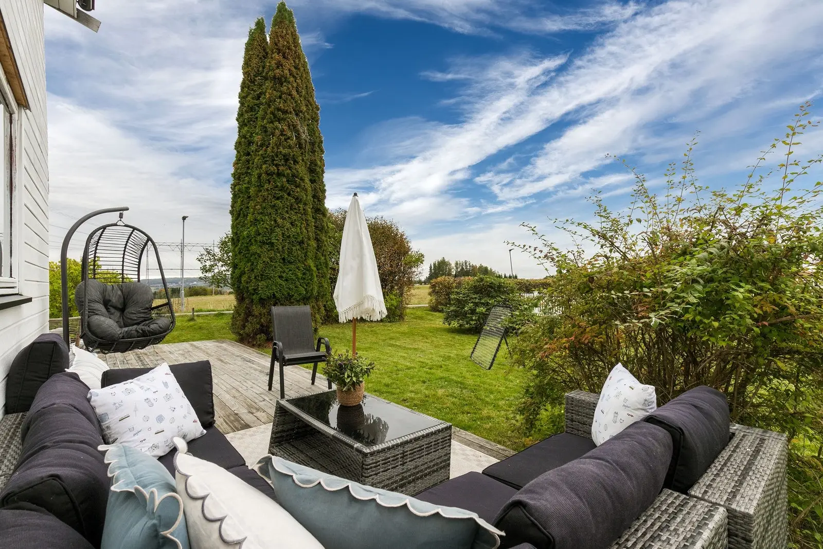 Sydvendt terrasse på 29 kvm, med god plass til utemøbler og grill