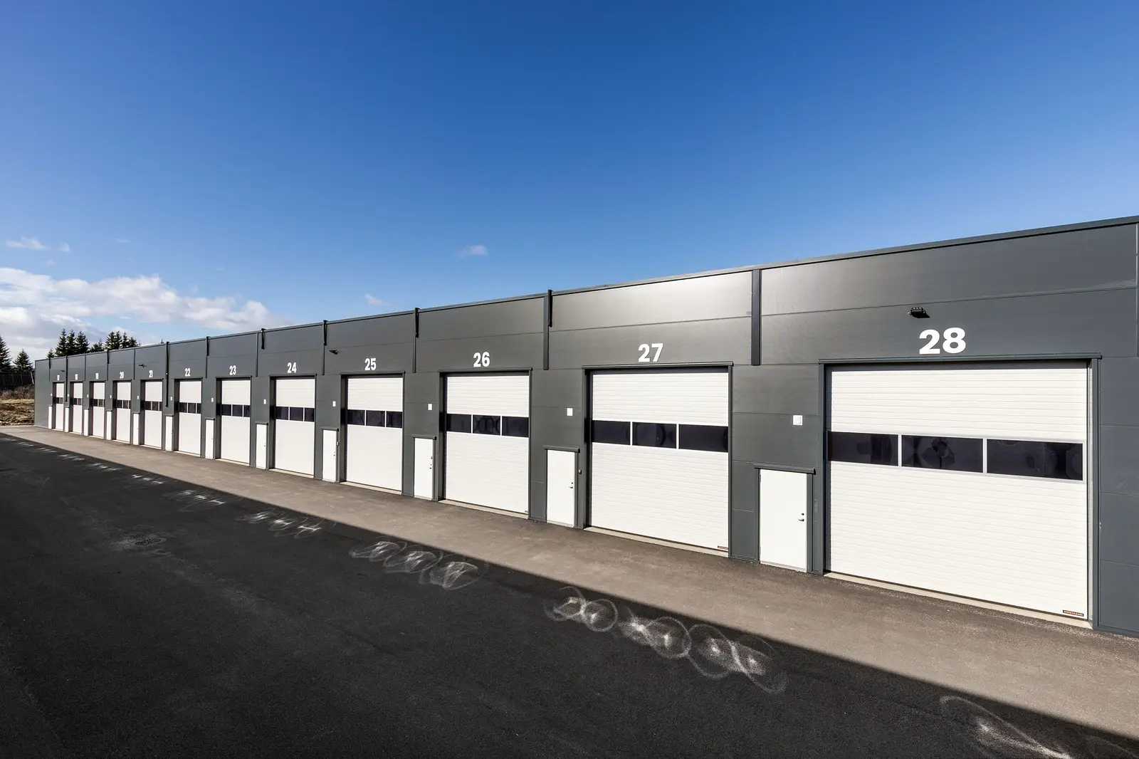 Hver seksjonseier disponerer 5 meter foran egen port/seksjon til parkering når det er opphold/arbeid i seksjonen.