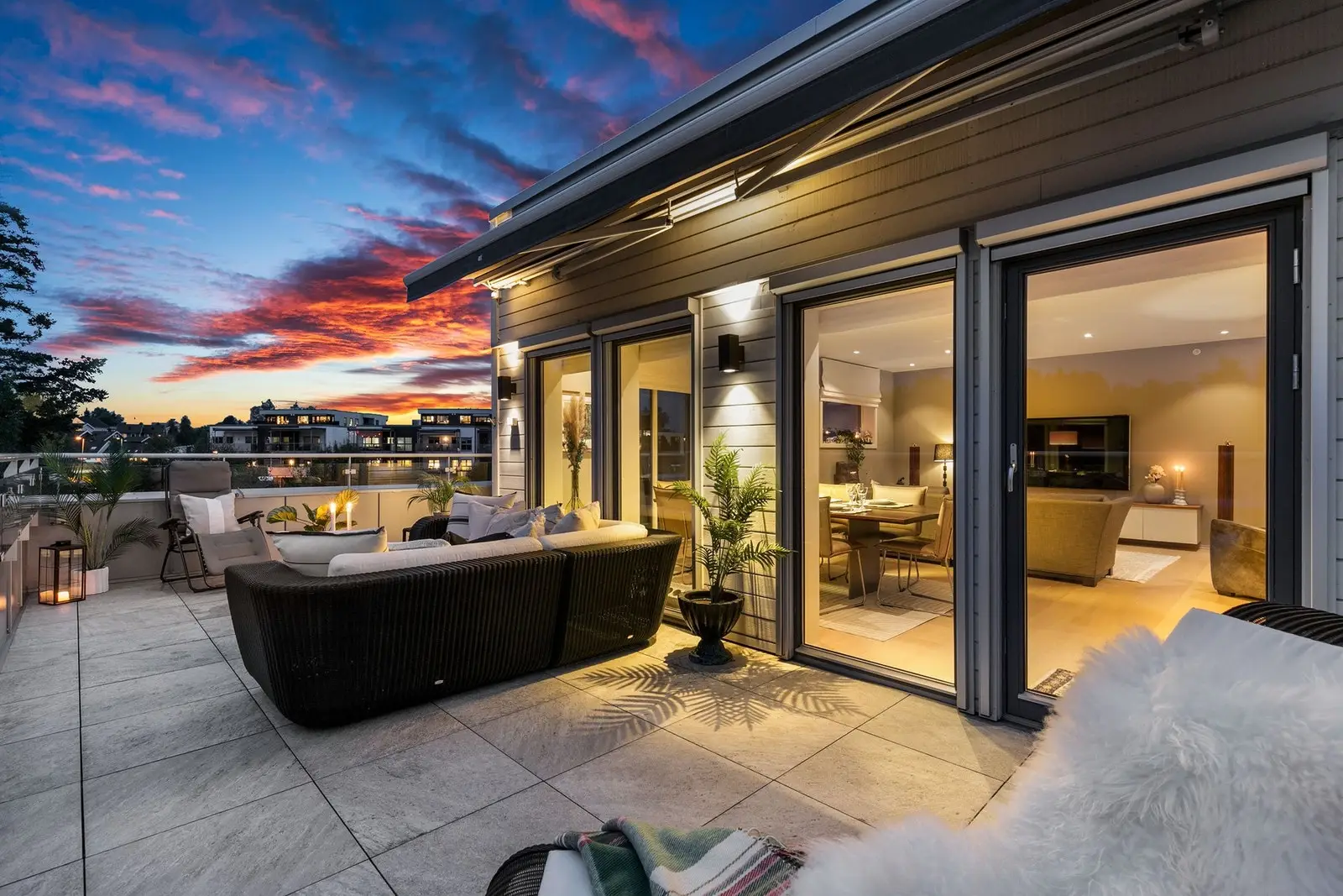 Velkommen til Grindatunet 1! 4- roms selveier Penthouse med utearealer som byr på ca. 71 kvm terrasse, fordelt på to ute