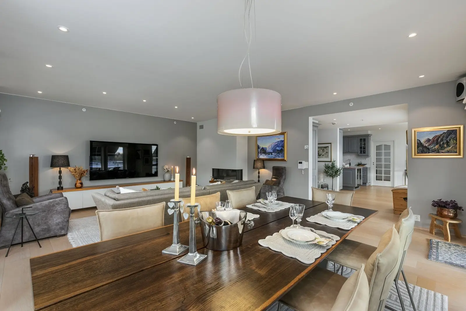 Himlingen er nedforet over 119,2 kvm for integrerte downlights, tilvalg kr 57 660,-.