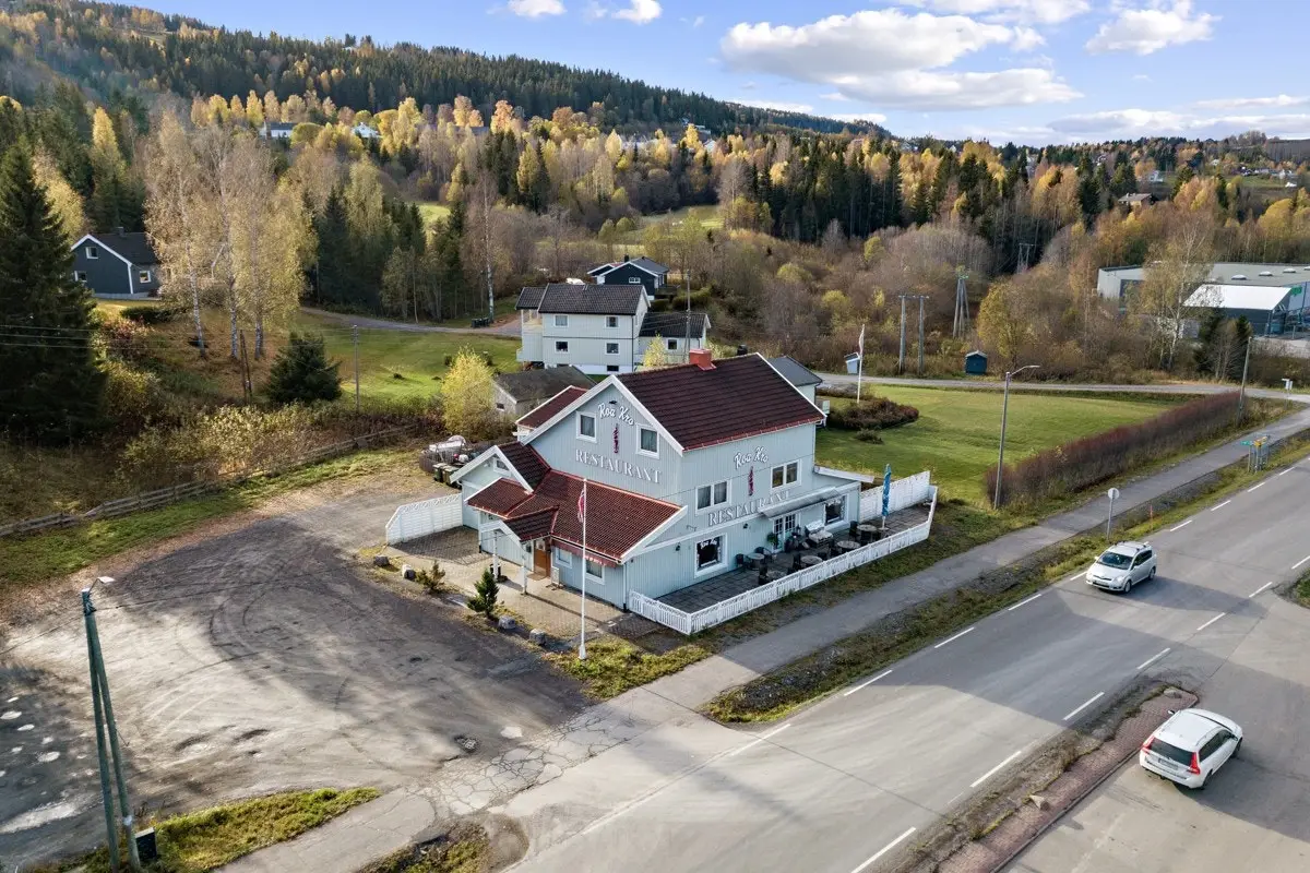 Privatmegleren v/Vegar Volla har gleden av å presentere Hadelandsvegen 2108, et sentralt beliggende kombinasjonsbygg over 3 etasjer midt i h