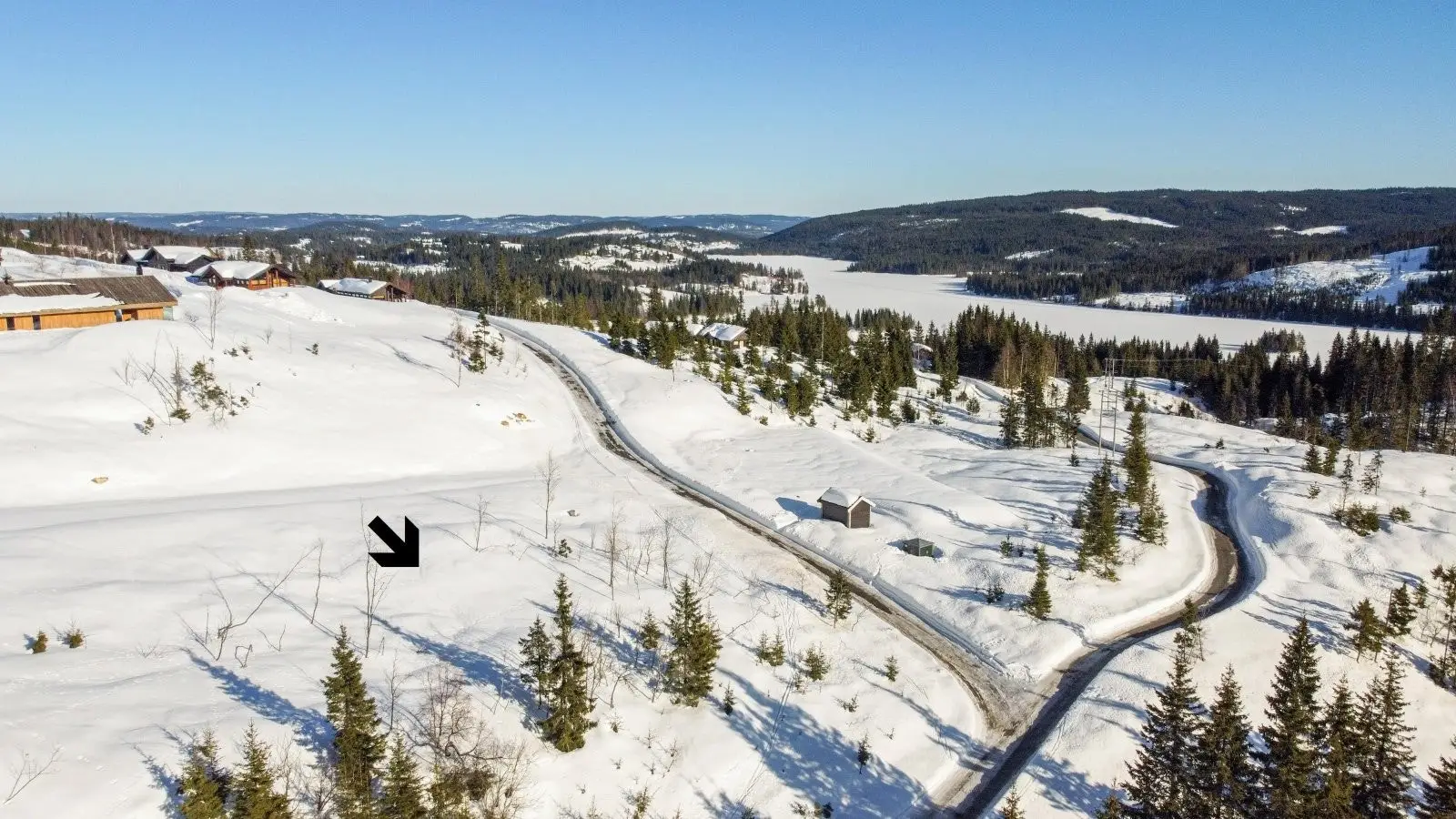 Vi har gleden av å presentere en attraktiv og solfylt hyttetomt beliggende i et idyllisk og nyetablert hyttefelt ved vestenden av Mylla i No