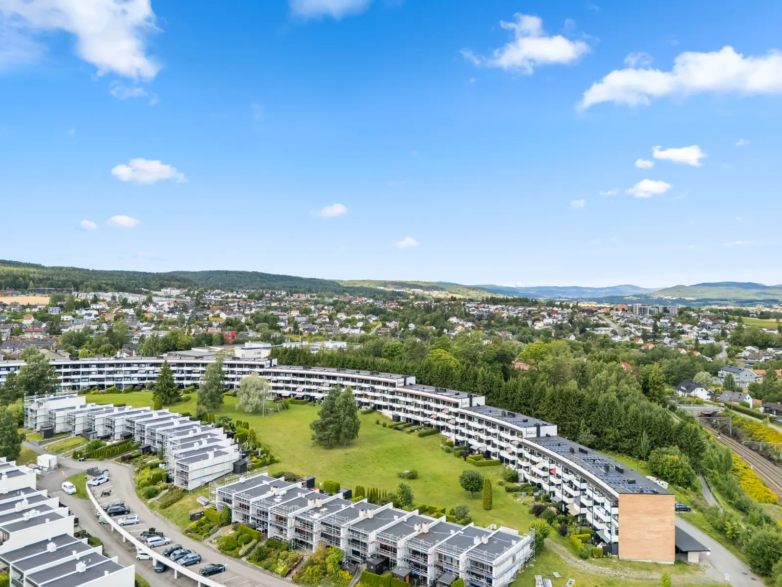 Velkommen til en romslig 2-roms leilighet med attraktiv beliggenhet på Stalsberg i Strømmen. Her bor du sentralt med kort vei til Lillestrøm