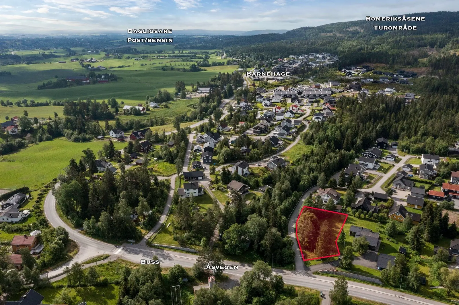 Tomten ligger i naturskjønne omgivelser i et populært og veletablert boligområde. Området har kort vei til skoler, barnehager, butikker og o