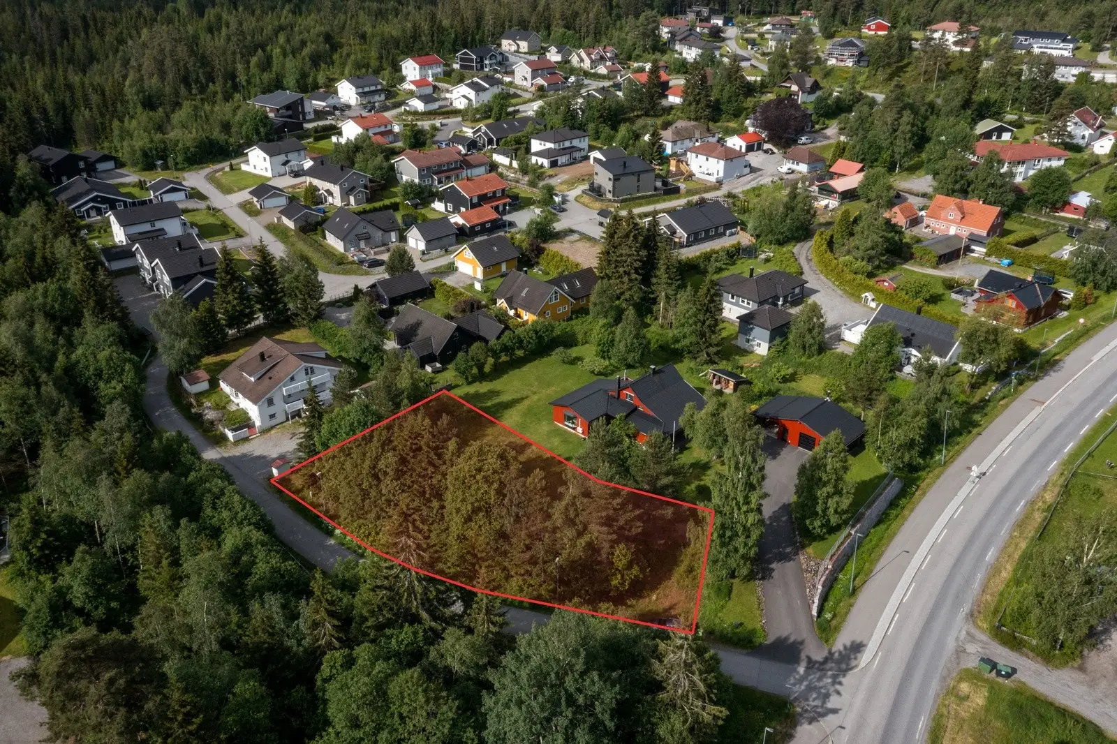 Vi har gleden av å presentere Trolldalsvegen 1C, en attraktiv boligtomt beliggende på Åsgreina i Nannestad kommune.