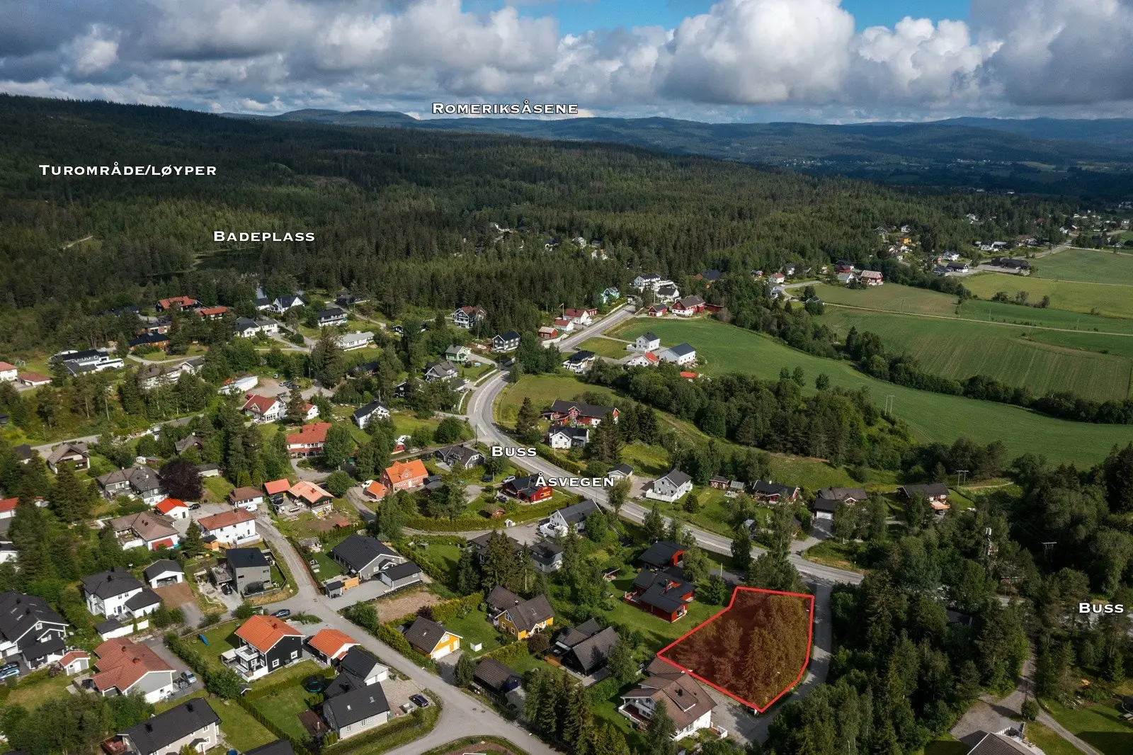 Åsgreina ligger vest for Gardermoen, utenfor flystøysonen, og har naturen som nærmeste nabo. Her gir stier, veier og lysløype deg fine turmu