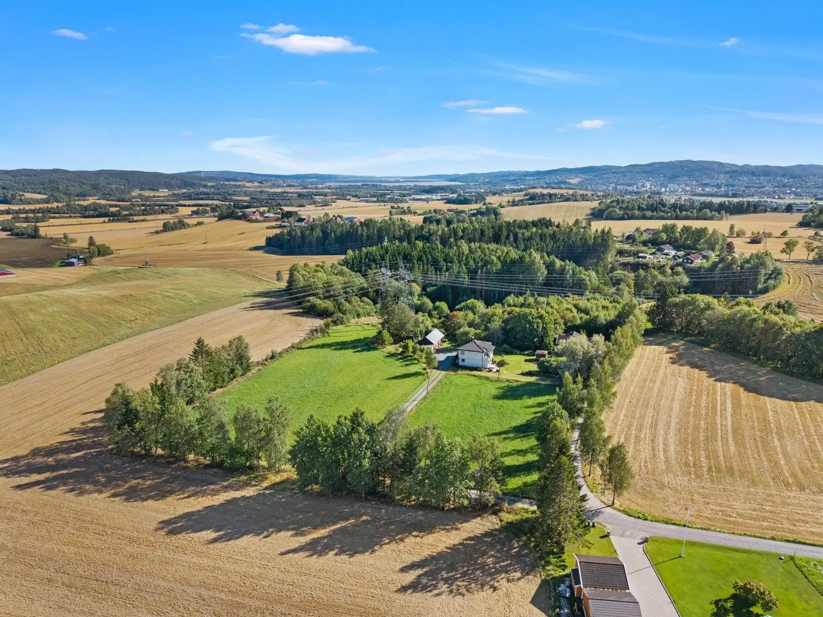 Velkommen til Kjushagen 50A og B! Idyllisk og usjenert eiendom beliggende i landlige og naturskjønne omgivelser på Skedsmo, i Lillestrøm kom