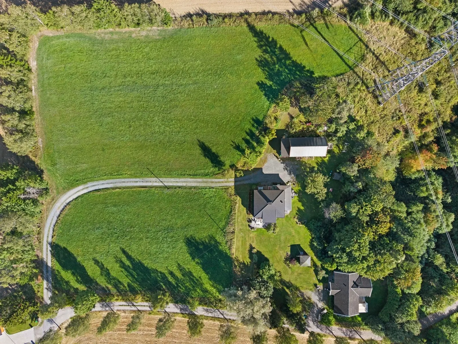 Eiendommen Heggeli utgjør ca. 18,5 mål og har en flott atmosfære både inne og ute.Tomten er skjermet og meget solrik med nydelig utsyn over 