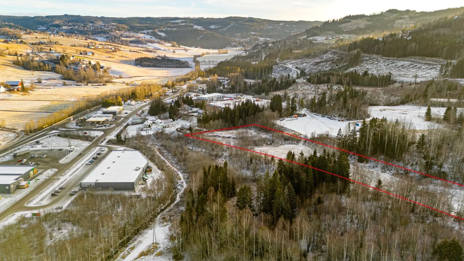 Eiendommen ligger sentralt til midt i tettstedet Roa.