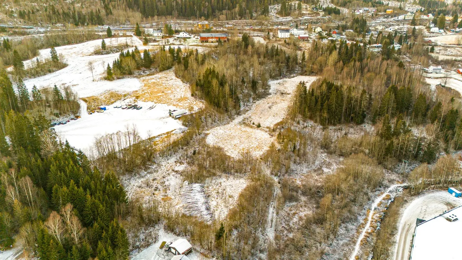 Eiendommen er svakt skrånende og delvis flat.