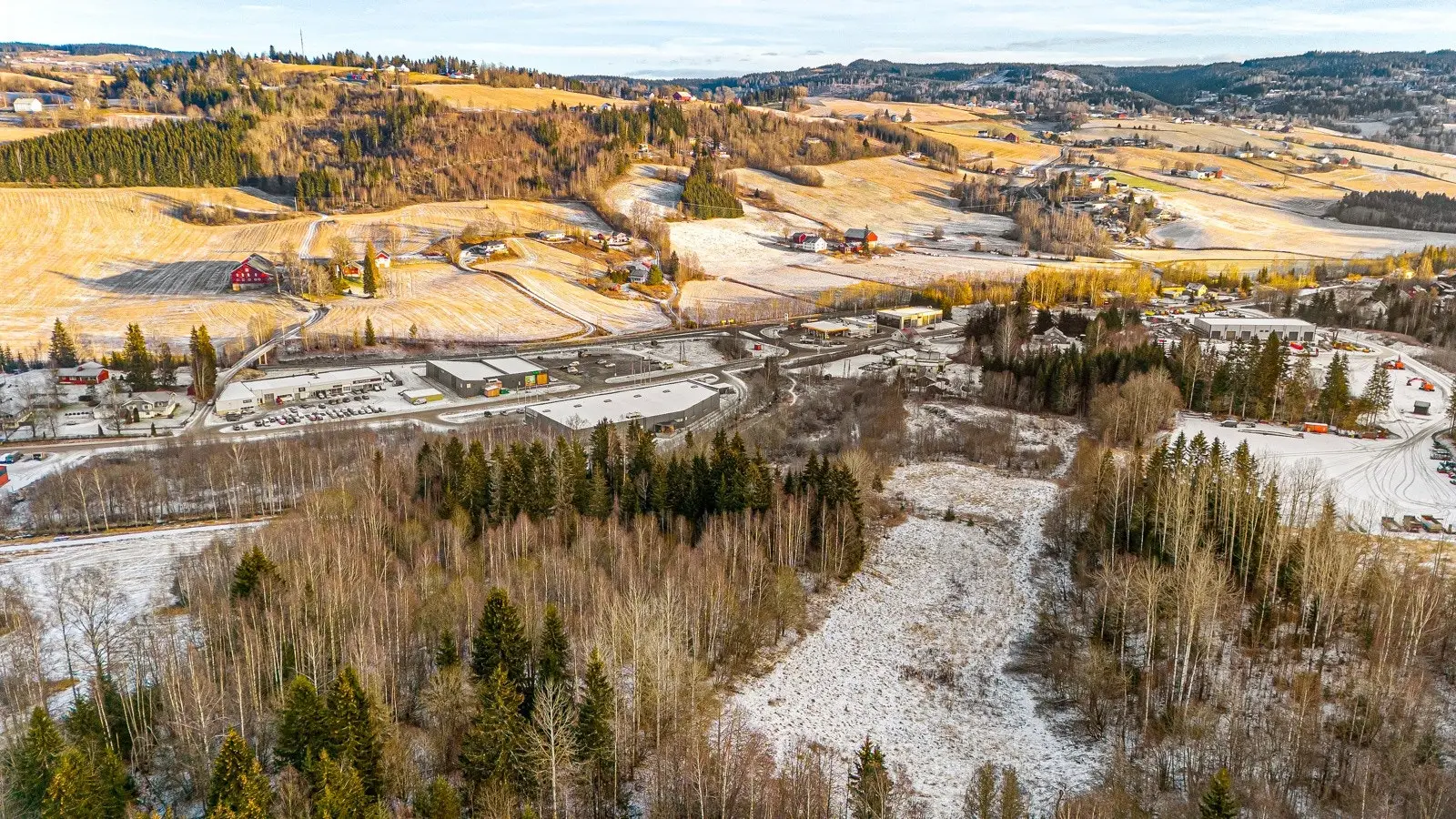 Tidsavstander i bil: Hønefoss 35 min, Gardermoen 30 min og Oslo 50 min.