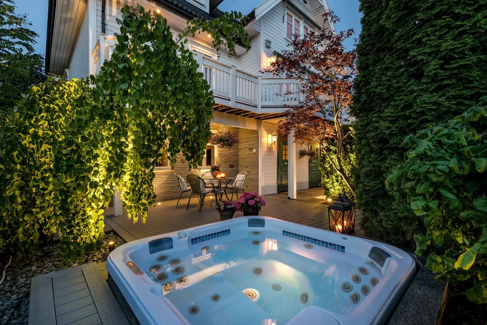 Her kan man trekke seg tilbake i jacuzzien etter en lang dag