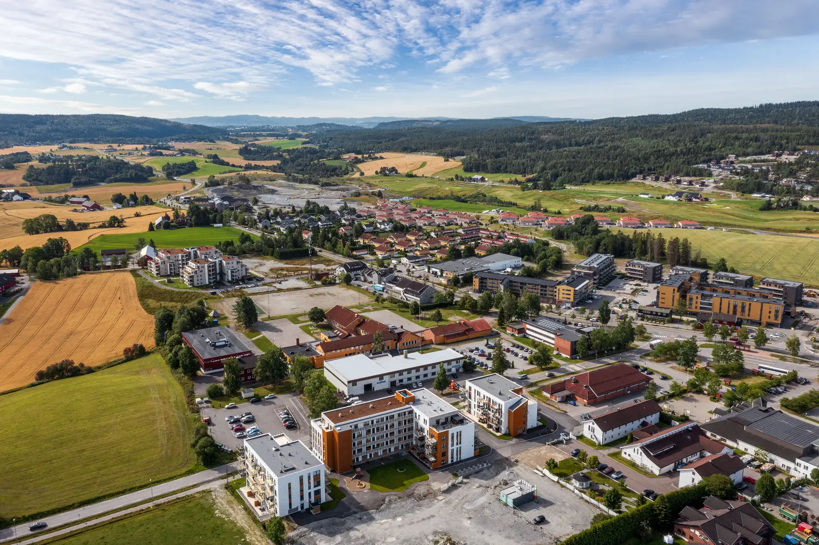 Attraktiv og landlig beliggenhet, i sentrum av Ask. Her har det vært stor utvikling de siste årene, og alt ligger til rette for at både stor