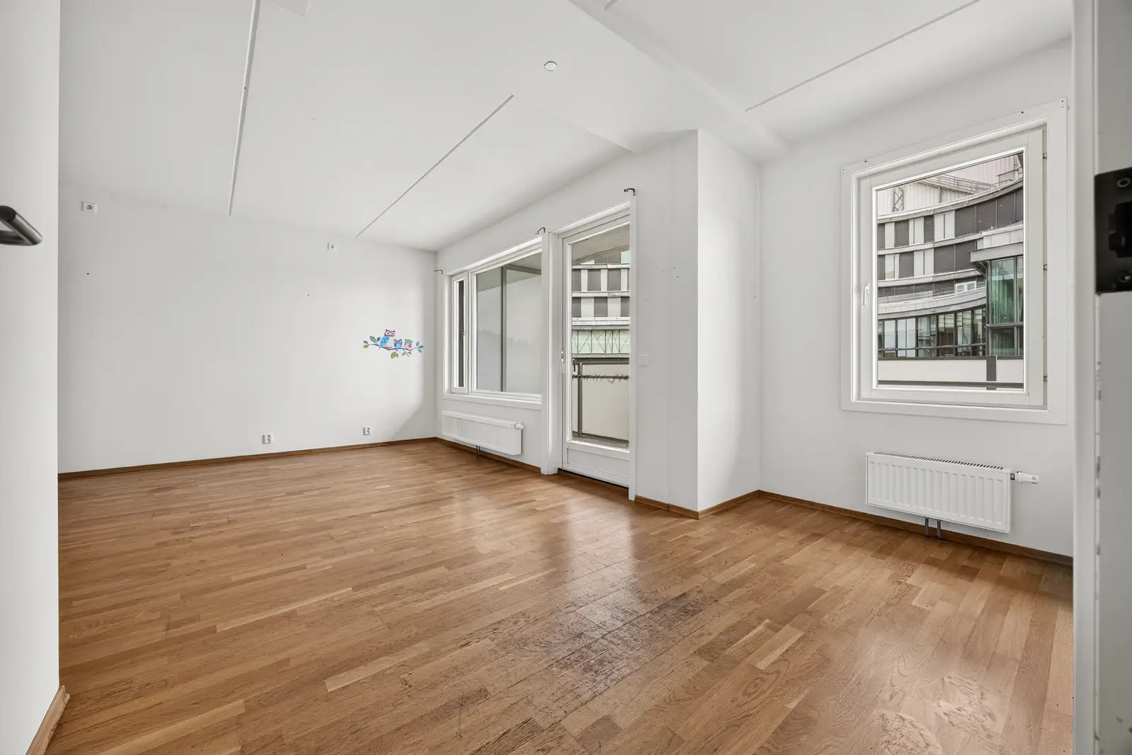 Stuen fremstår lys med store vindusflater som gir godt dagslys. Himlingshøyde på ca. 2,53 meter gir en god romfølelse.