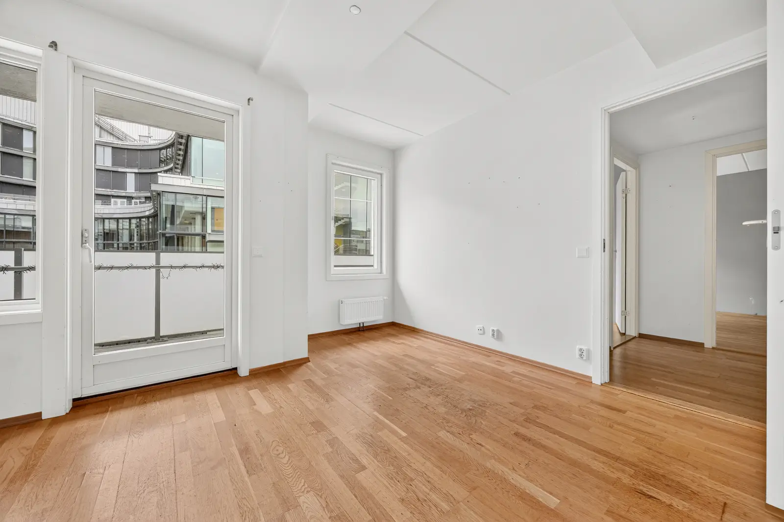 Det er plass til sofagruppe og spiseplass. Parkett på gulv med høy slitasjegrad og behov for utskifting, samt malte veggflater.