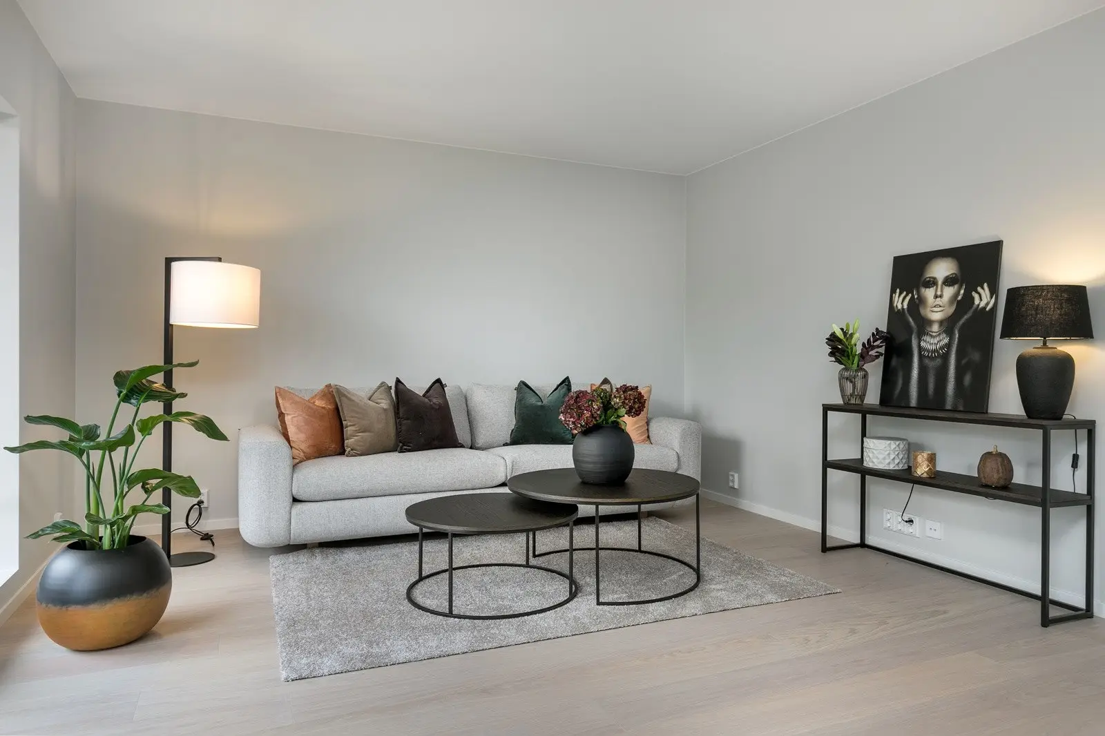 God avsatt plass til å innrede med sofa og tilhørende møblement i stuen