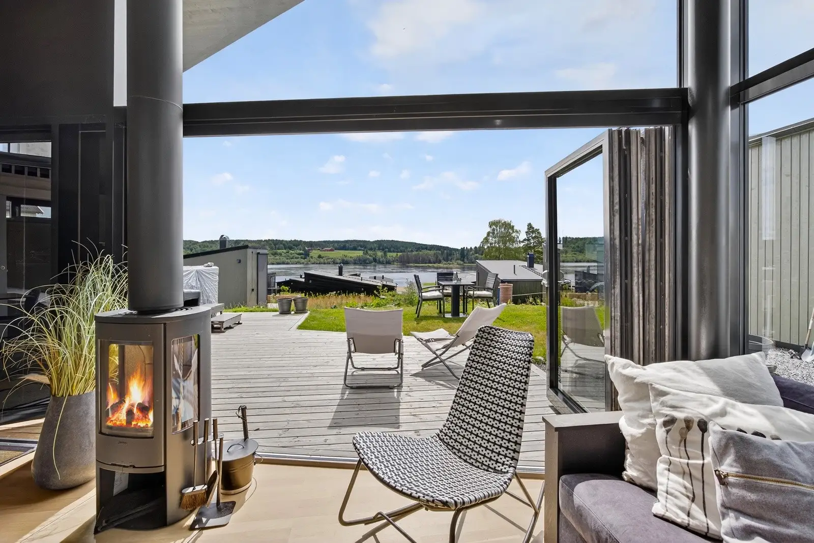 Terrassedøren fører enkelt ut til en solrik terrasse på ca. 25 kvm, hvor man kan nyte late dager og sene kvelder i hyggelige omgivelser.