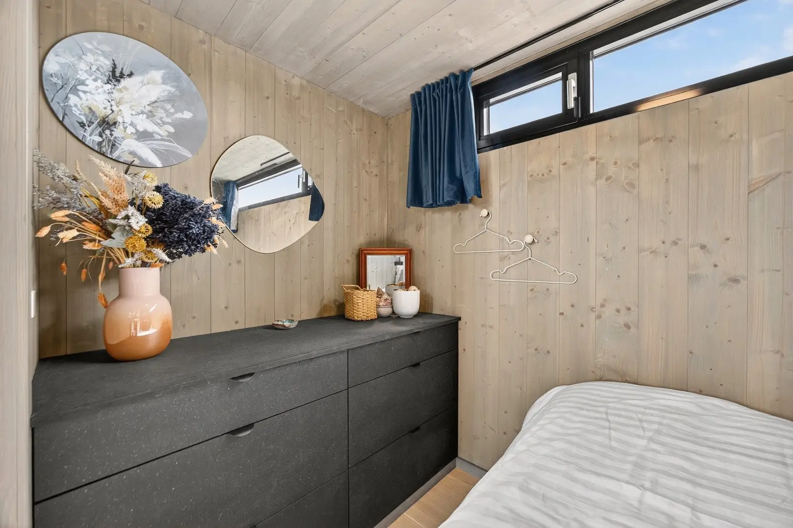 Hovedsoverommet har parkett på gulv og trepanel på vegger. Det er avsatt plass til dobbeltseng og kommode, etter ønske og behov.