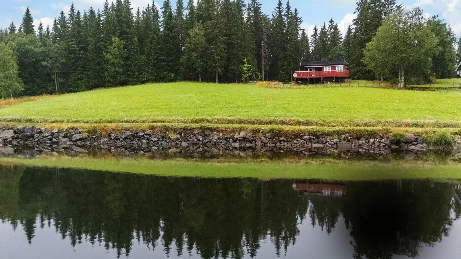 Eiendommen ligger fritt og usjenert til og har nydelig utsikt til Myllavannet rett nedenfor.