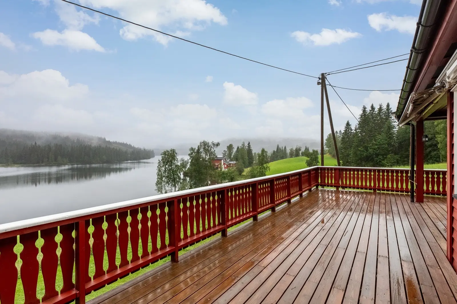 Utgang fra stue til sørvendt terrasse på 42 kvm.