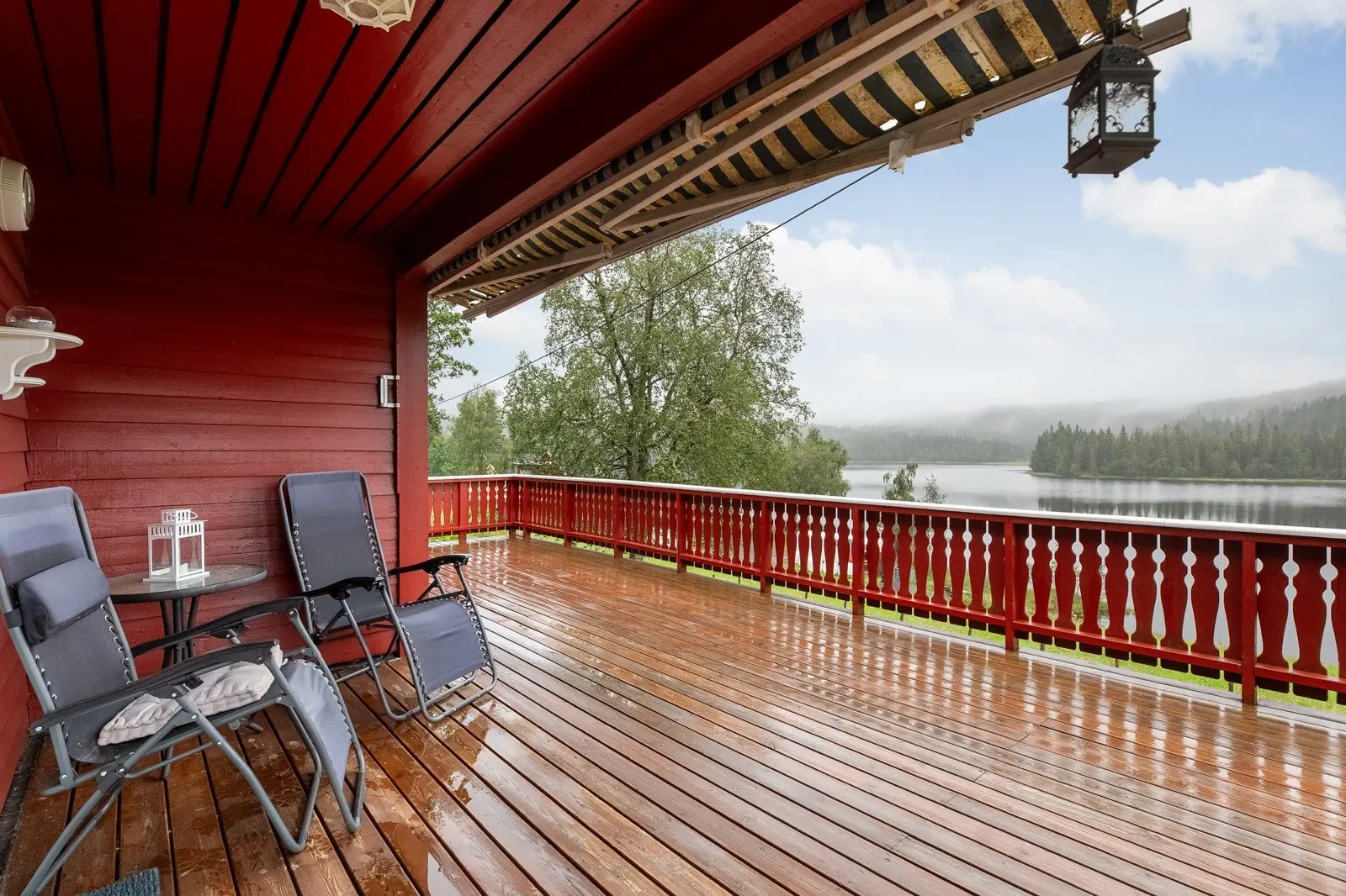 Utgang fra stue til sørvendt terrasse på 42 kvm.