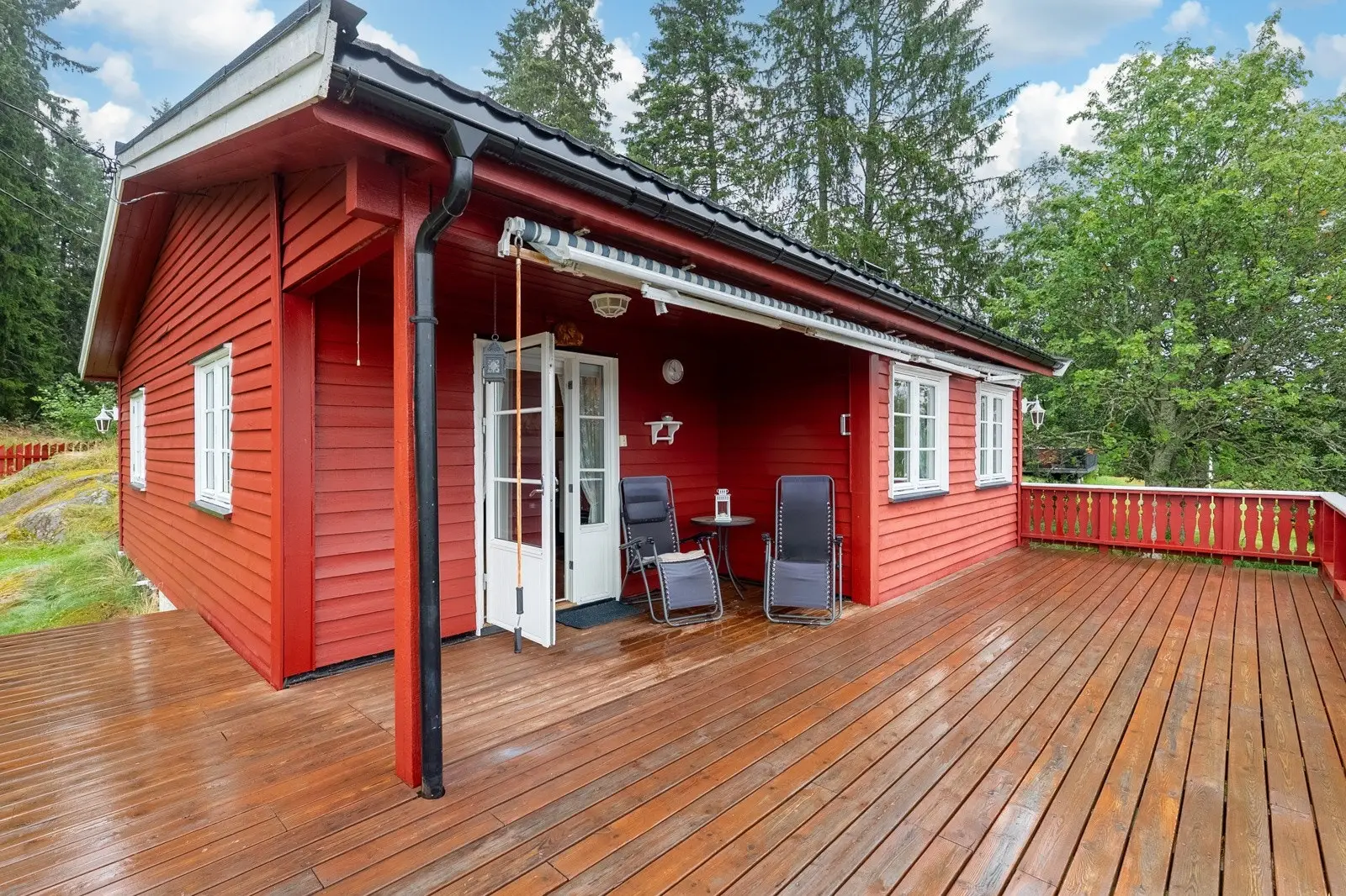 Terrassen har utebelysning, utvendig stikkontakt og markise. Terrassen ble etablert i 2002 i følge selger.