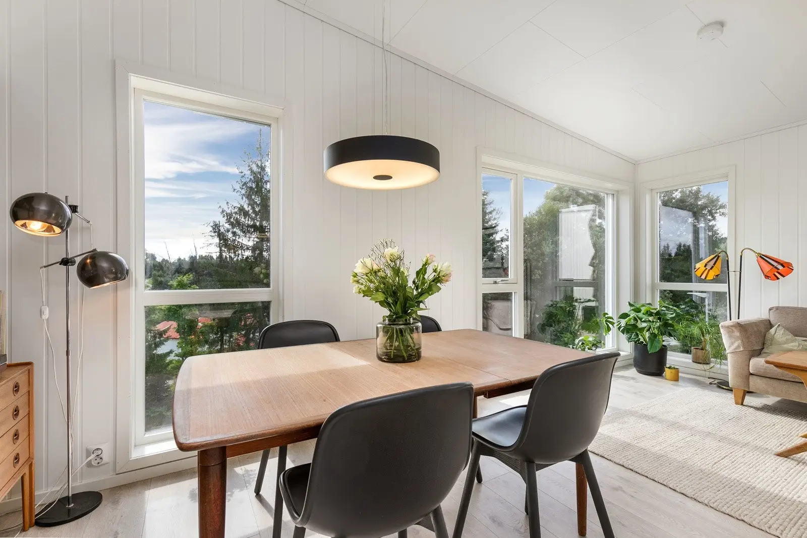 Fin avsatt plass til spisebord med stoler, hvor mange hyggelige middager kan tilbringes.