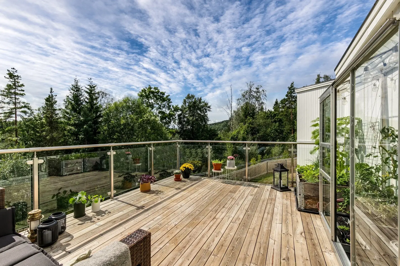 Det er utgang fra stuen i 1. etasje til en solrik sydvestvendt terrasse på ca. 18 kvm.