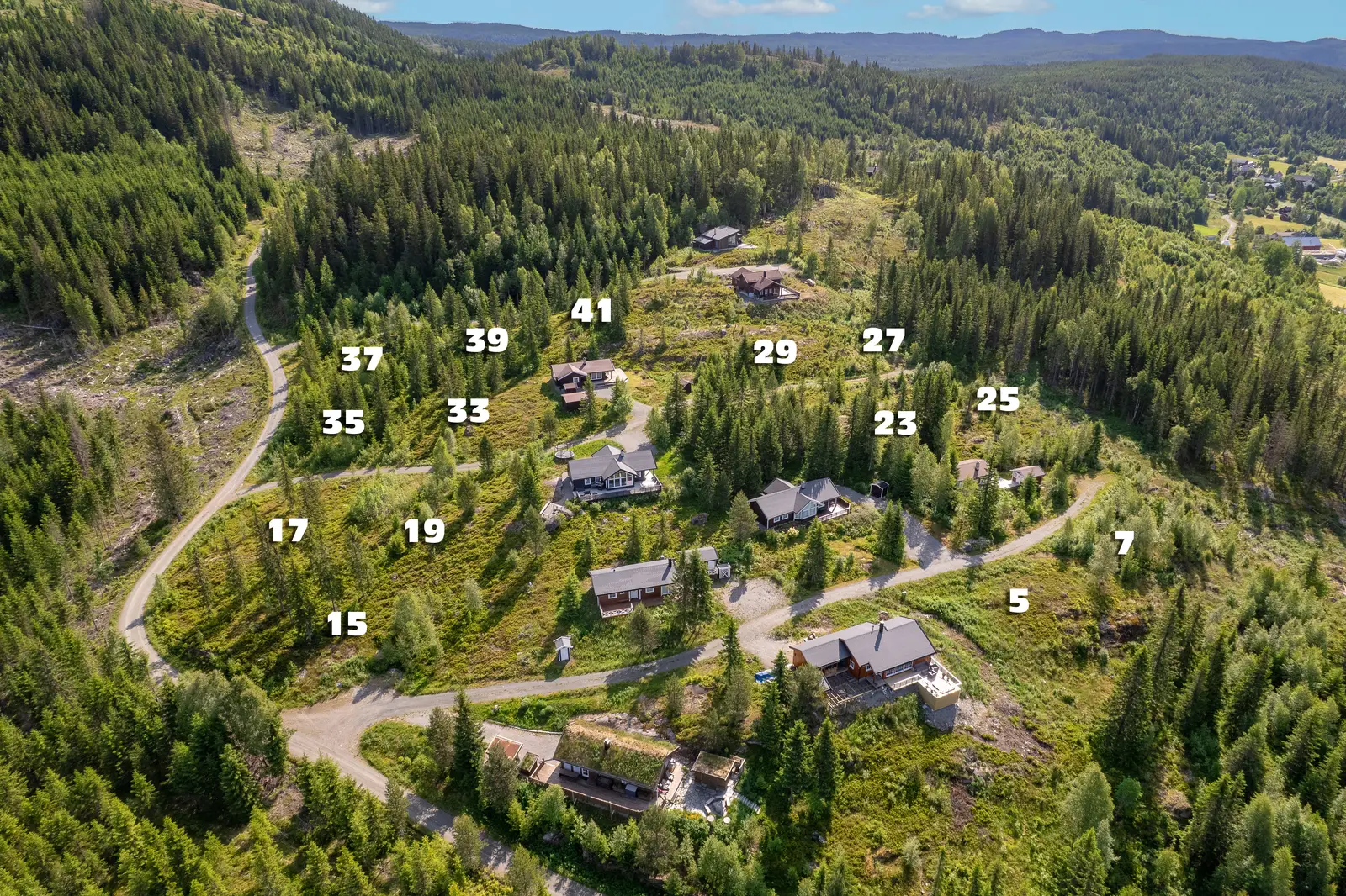 Tomtene ligger med utsikt mot vest, og gode solforhold.