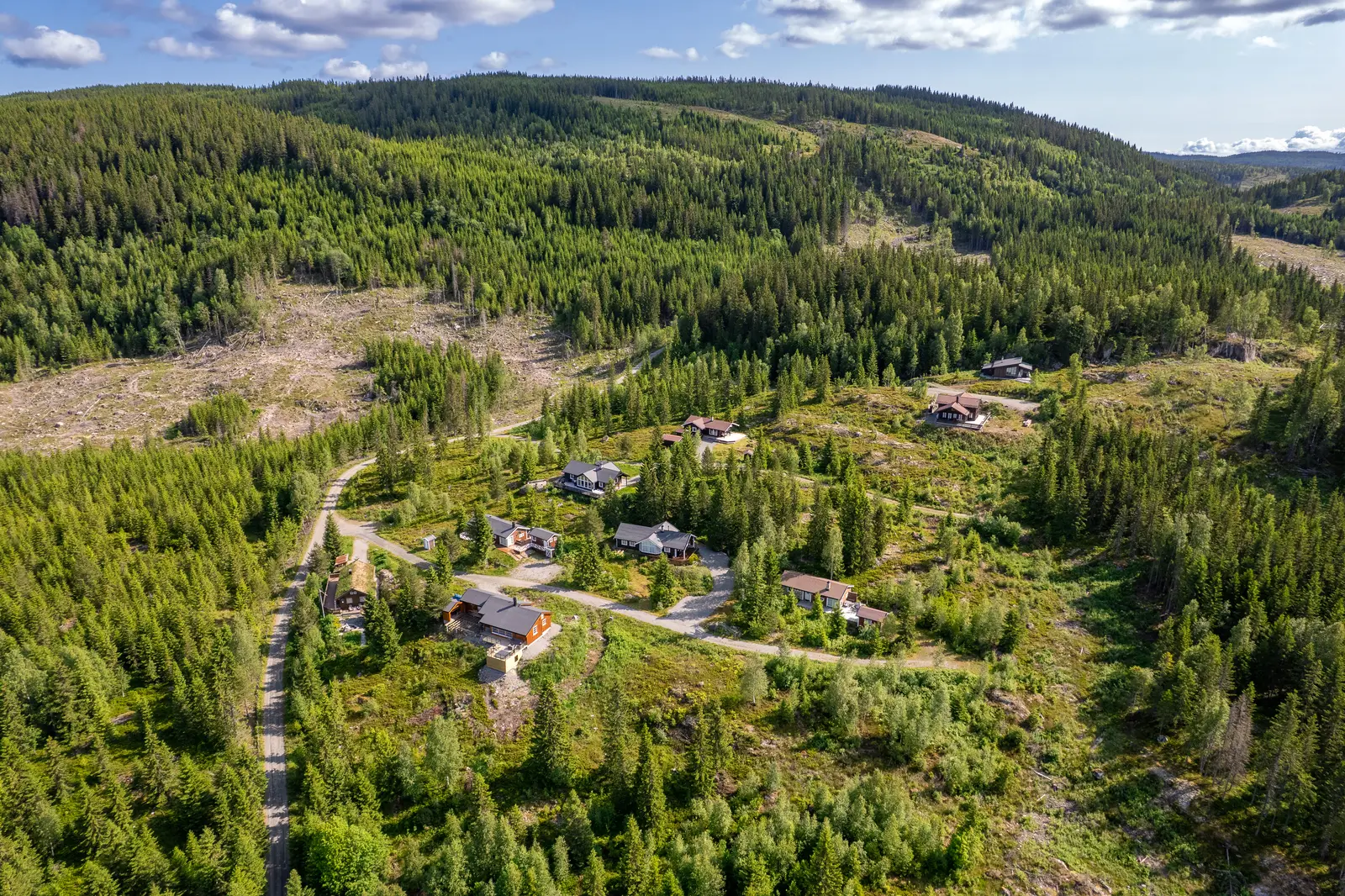 Tomtene ligger med utsikt mot vest, og gode solforhold