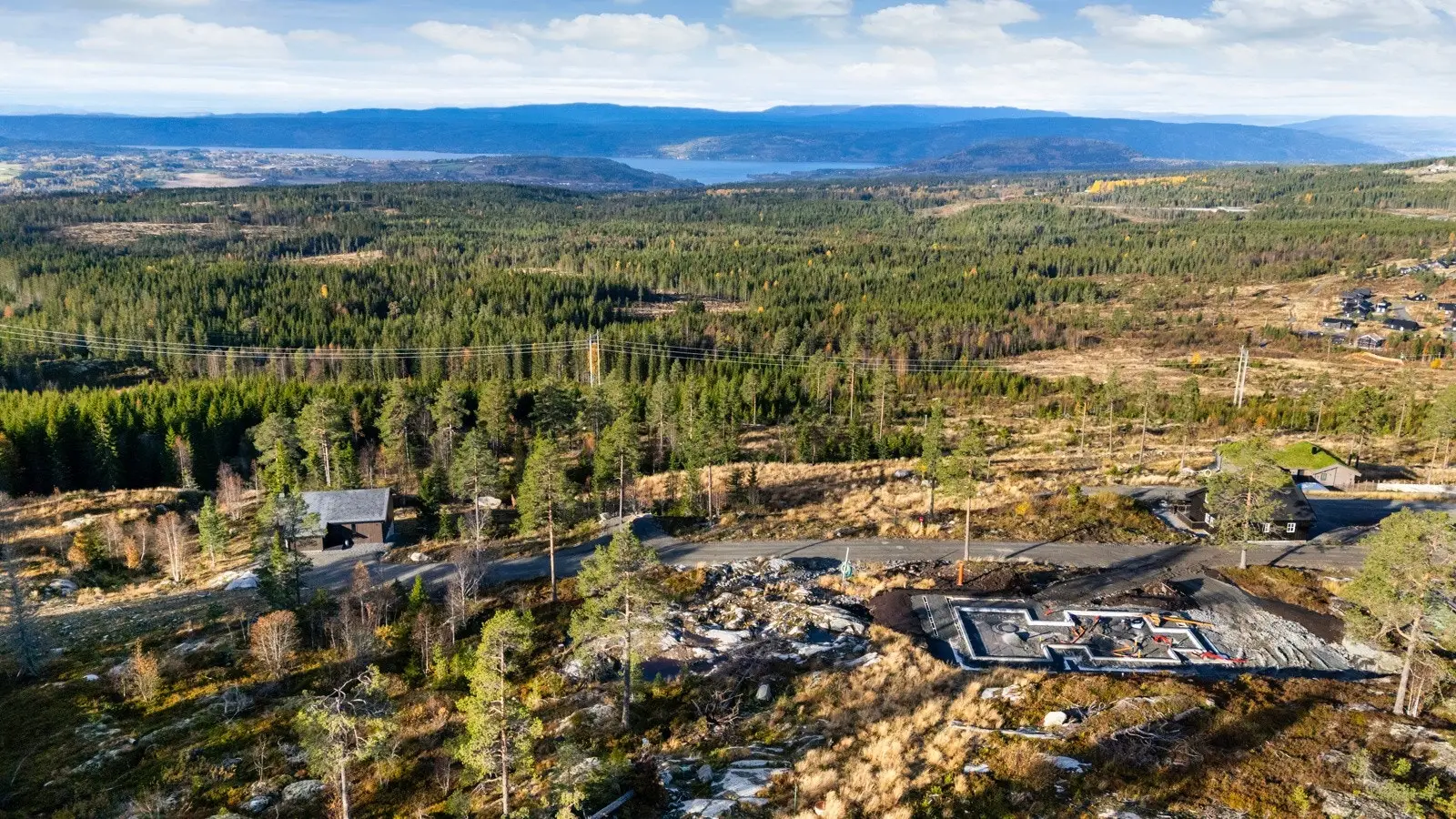 Det tillates oppført 3 bygninger pr tomt. En hytte og to sidebygninger (anneks, uthus og garasje).