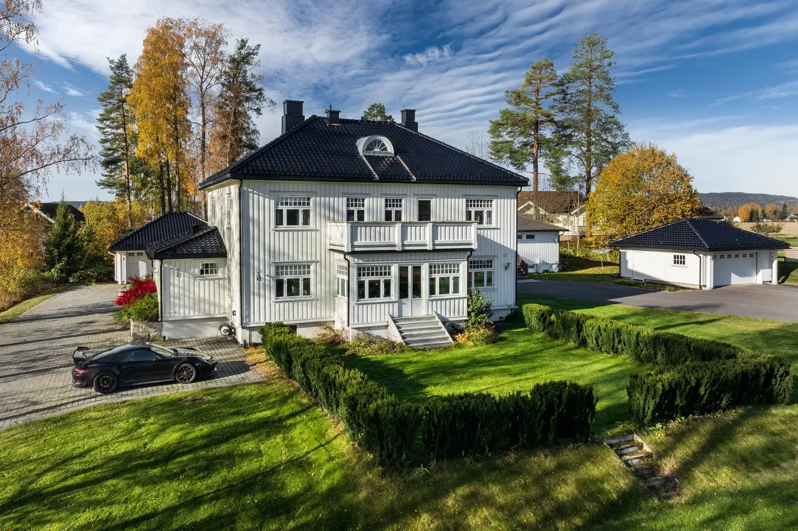 Villaen er tegnet i skjæringspunktet mellom embetsbolig/nyklassisisme, og ble omfattende oppgradert i 2014 med respekt for eiendommens oppri