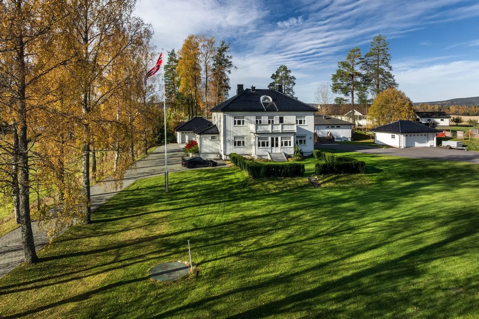 Velkommen til Kjærstadsletta 52! Ærverdig prakteiendom med påkostet nyklassisk villa fra 1932, oppgradert i 2014