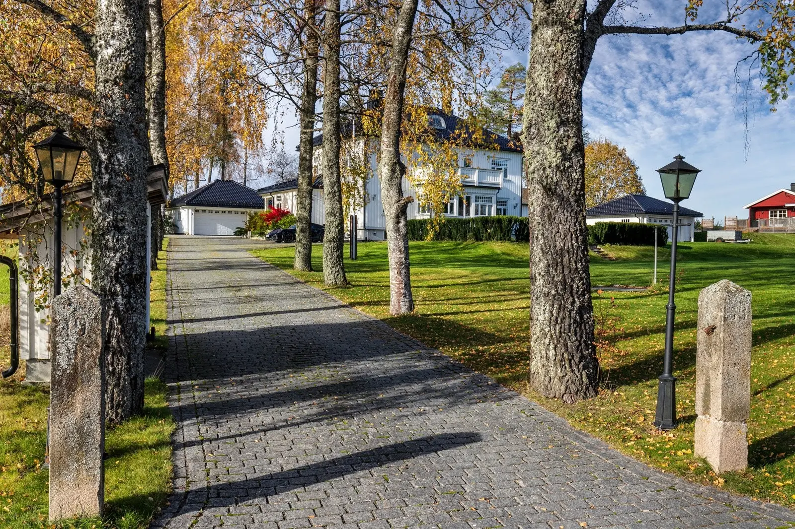 En vakker allé tar deg gjennom tomten og opp til den brosteinsbelagte gårdsplassen